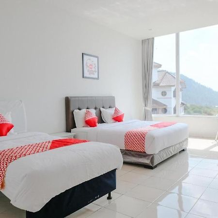 Oyo 1194 Villa Bukit Panderman Residence Batu  Luaran gambar