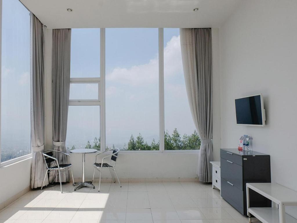 Oyo 1194 Villa Bukit Panderman Residence Batu  Luaran gambar
