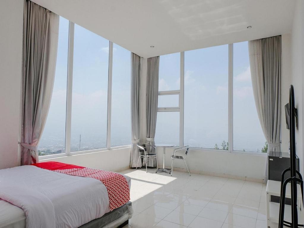 Oyo 1194 Villa Bukit Panderman Residence Batu  Luaran gambar