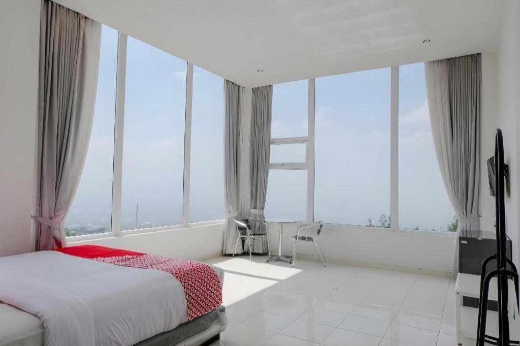 Oyo 1194 Villa Bukit Panderman Residence Batu  Luaran gambar